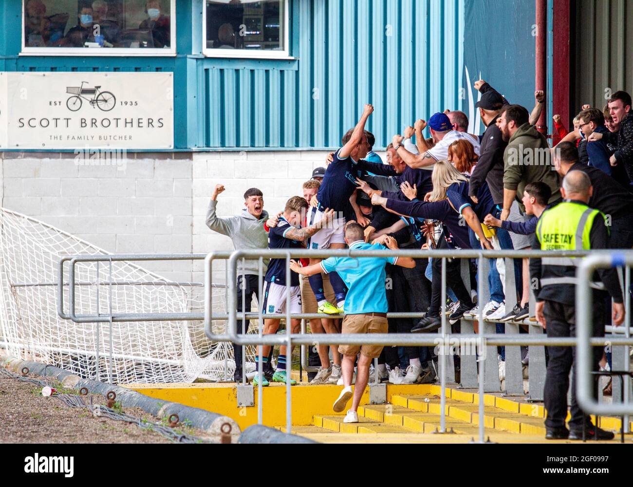Dundee, Tayside, Schottland, Großbritannien. August 2021. Schottische Premiership: Dundee FC vs Hibernian: Cinch schottische Premiership-Aufnahme Dundee FC gegen Edinburghs Hibernian im Dens Park Kilmac Stadium in Dundee wurde für die Live-Fernsehübertragung von Sky Sports ausgewählt. Hibernian wechselte an die Spitze der schottischen Premiership, obwohl Paul McGowans späte Kopfzeile Dundee in einem pulsierenden Unentschieden von 2-2 einen Punkt eingab. Dundee`s Paul McGowan feiert, nachdem er in der 83. Minute einen späten Equalizer erzielt hatte. Kredit: Dundee Photographics/Alamy Live Nachrichten Stockfoto